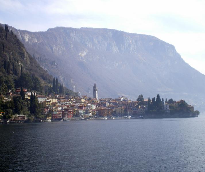 El Lago Como, con una de sus localidades ribereñas a lo lejos